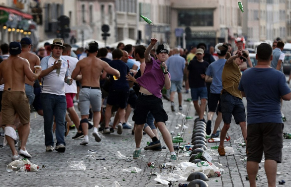Английские фанаты закидали российский автобус бутылками | Русская весна