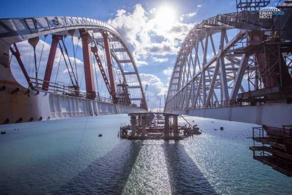 Под двумя арками Крымского моста прошли первые суда (ФОТО, ВИДЕО) | Русская весна