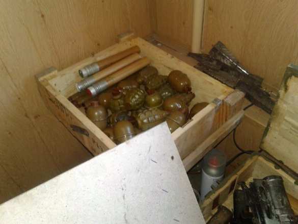 У задержанных в Мариуполе нацистов из группы «Один» изъят впечатляющий арсенал оружия (ФОТО) | Русская весна