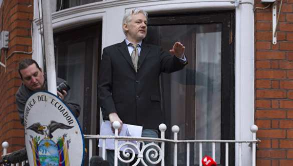 Неизвестный пытался проникнуть в посольство Эквадора в Лондоне, где скрывается Ассанж | Русская весна