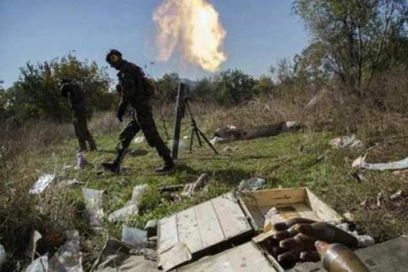 СРОЧНО: ВСУ на протяжении шести часов ведут обстрел села Спартак из пулеметов, АГС и минометов | Русская весна