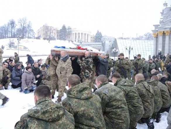 По Майдану носили убитого боевика из «АТО» (ФОТО, ВИДЕО) | Русская весна
