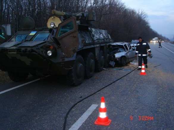 Opel врезался в БТР: девочка-подросток и мужчина погибли на трассе Киев-Харьков (фото) | Русская весна