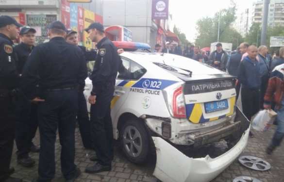 В Одессе полицейские протаранили автомобиль и врезались в магазин (ФОТО, ВИДЕО) | Русская весна