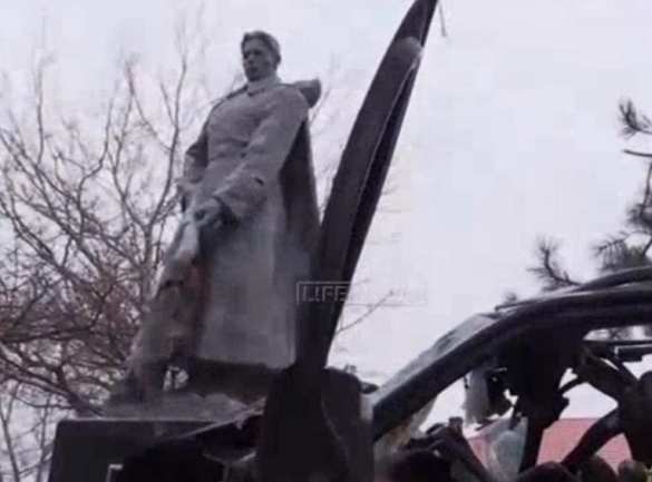 В Широкино командир и боевик «Азова» погибли, врезавшись в памятник героям ВОВ (ВИДЕО) | Русская весна