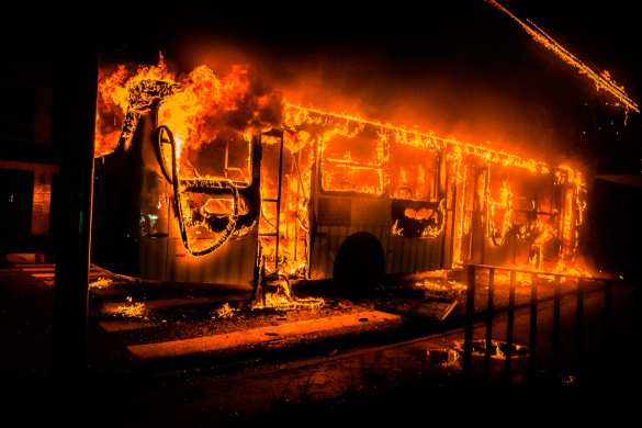 Объятый пламенем пассажирский автобус в Петербурге: шокирующие кадры попали в Сеть (ВИДЕО) | Русская весна