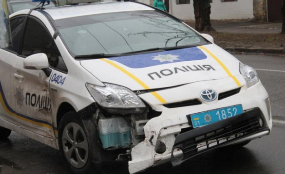 Во Львове хулиганы избили полицейских и повредили их автомобиль | Русская весна