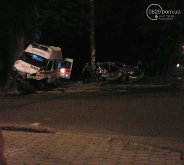 Мариуполь: пьяные нацисты из «Азова» протаранили гражданское авто | Русская весна