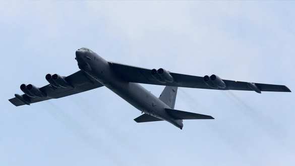 Пентагон отказался прекращать полеты бомбардировщиков B-52 из-за отвалившегося двигателя | Русская весна