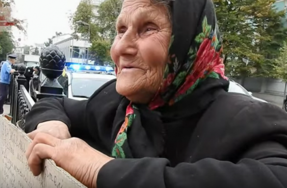 Украинская милиция с матерными оскорблениями напала на старушку у Верховной Рады (ВИДЕО 18+) | Русская весна