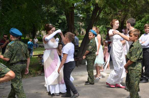 В Киеве — парад извращенцев, а на Донбассе — классический бал (ФОТО) | Русская весна