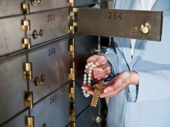 В банках Киева начались ограбления личных сейфов: только у двух клиентов украли 1 млн. долларов | Русская весна
