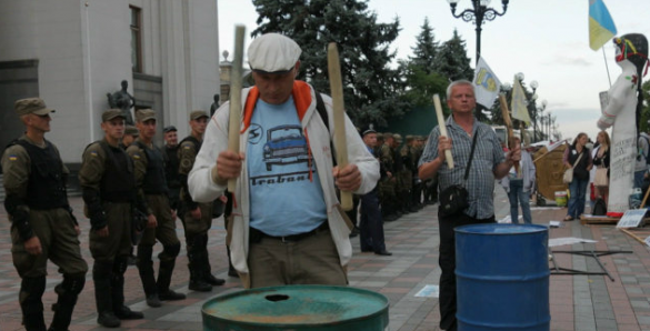 Активисты «финансового Майдана» принесли к Раде гроб для спикера и ритуально барабанили по бочкам (ФОТО) | Русская весна
