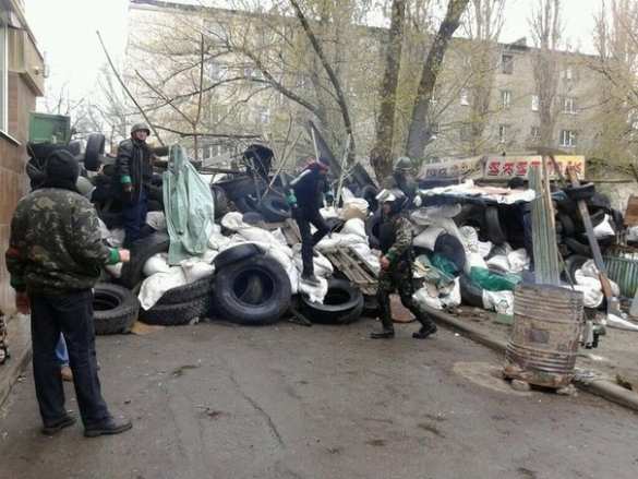 Около трехсот сторонников Донецкой народной республики заняли здание Родинского горотдела милиции | Русская весна