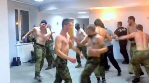 Полуголые нацисты из полка «Азов» беснуются — вскидывают руки и кричат фашистские лозунги (ВИДЕО) | Русская весна