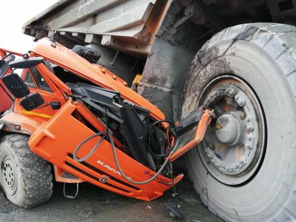 На Урале БелАЗ случайно раздавил КамАЗ (ФОТО) | Русская весна