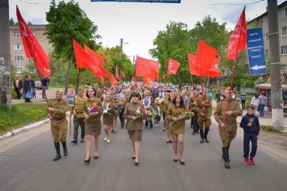Вопреки запретам: в Изюме прошел многотысячный «Бессмертный полк» (ФОТО, ВИДЕО) | Русская весна