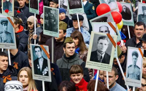 Несмотря на погоду: «Бессмертный полк» в Москве побил прошлогодний рекорд | Русская весна