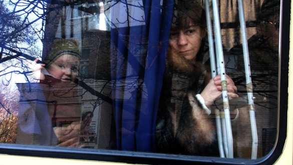 Власти Киевского района Донецка организовали выезд жителей, желающих покинуть зону обстрела | Русская весна