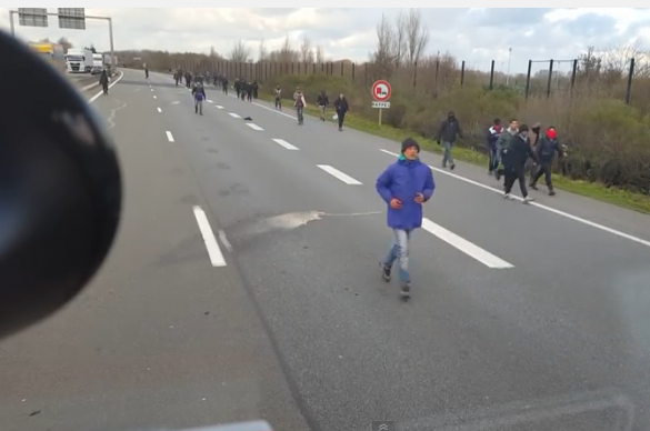 Венгр на грузовике въехал в толпу мигрантов (ВИДЕО) | Русская весна