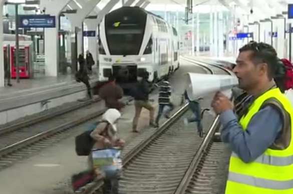 Толпы беженцев в Австрии пытаются сесть на поезд в Германию (ВИДЕО) | Русская весна