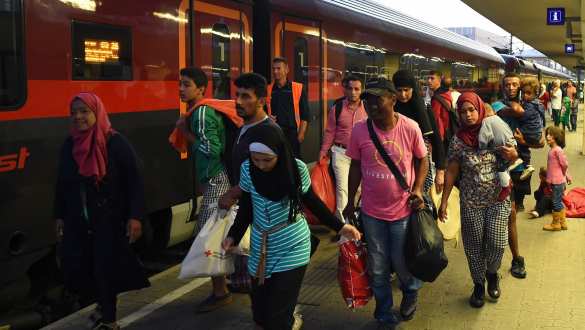 Беженцы отправляются из Вены в Мюнхен — прямая трансляция. Смотрите и комментируйте с «Русской Весной»  | Русская весна