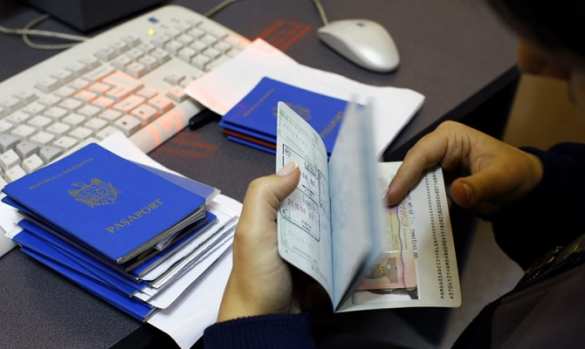 Украина начала выдачу загранпаспортов, по которым невозможно никуда уехать | Русская весна