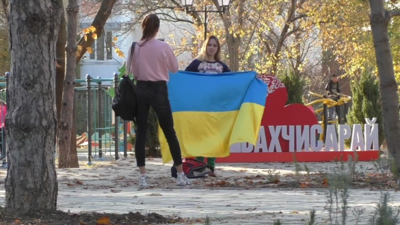 Автор «социального эксперимента» извинилась перед Донбассом за украинский флаг в Крыму (ВИДЕО) | Русская весна