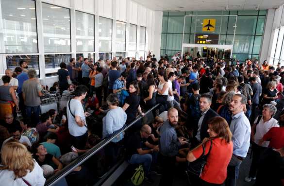 В Барселоне протестующие пытаются захватить аэропорт (ФОТО, ВИДЕО) | Русская весна