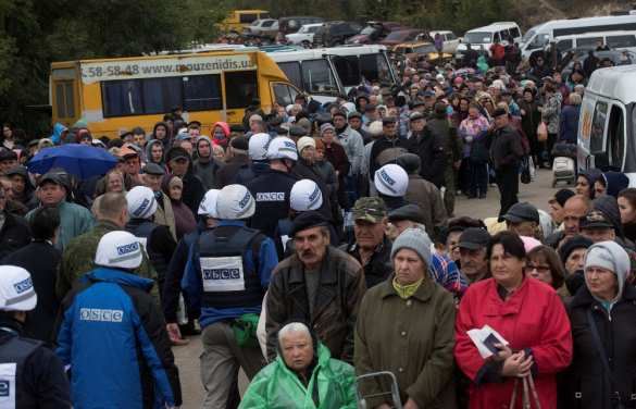 Мужчина умер в очереди на блокпосту между ЛНР и Украиной | Русская весна