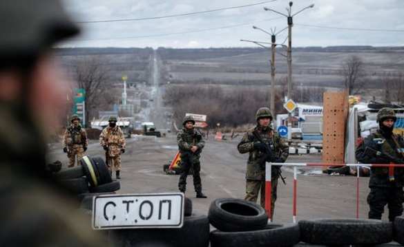 Украинские оккупанты угрожают закрытием пропускных пунктов на линии разграничения на Донбассе | Русская весна