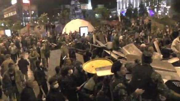 A Kiev une pagaille a commencé à cause de l’Extreme droite lors de la manifestation en mémoire de la «Centaine Sainte» (personnes mortes pendant les évenements à Maidan). Video | Русская весна