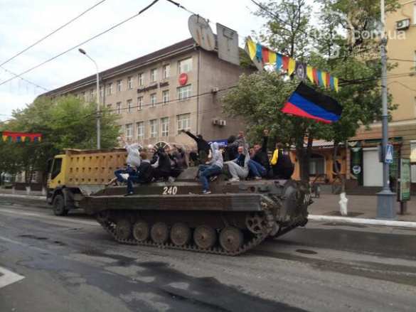 Внимание: бронетехника на подъезде к Мариуполю Внимание: бронетехника на подъезде к Мариуполю | Русская весна