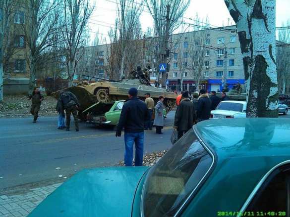 Артемовск: БМП оккупантов раздавила «Москвич», водитель и пассажир в тяжелом состоянии (фото)  | Русская весна