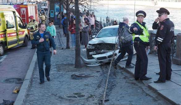 Судимый лихач на BMW врезался в толпу пешеходов в Петербурге (ФОТО, ВИДЕО) | Русская весна