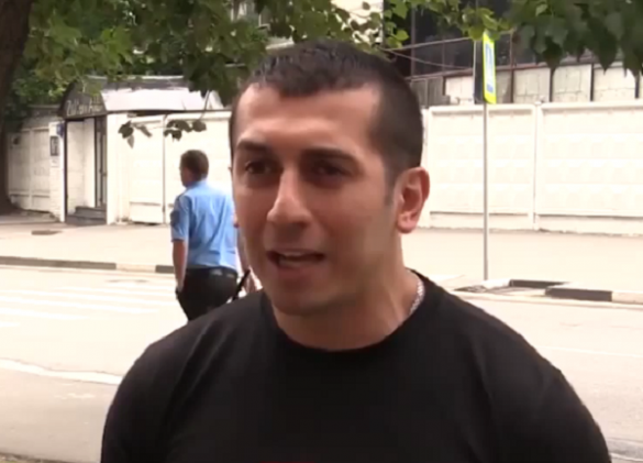 Крымчанин отомстил японцу за сорванный голубой берет десантника (ВИДЕО) | Русская весна