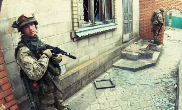 В районе Широкино идут бои, один боевик «Азова» ранен | Русская весна