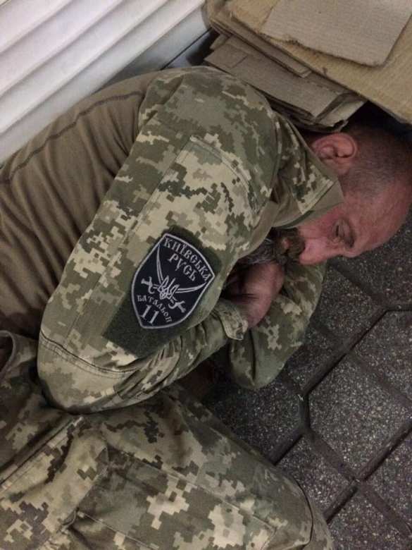 Судьба карателя: «атошник», изгнанный из ВСУ за пьянство, бомжует в киевском метро (ФОТО) | Русская весна