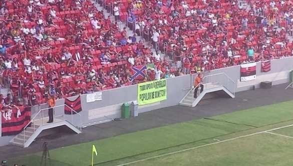 Бразильские футбольные болельщики вывесили на трибуне флаг Новороссии и баннер в поддержку ДНР  | Русская весна