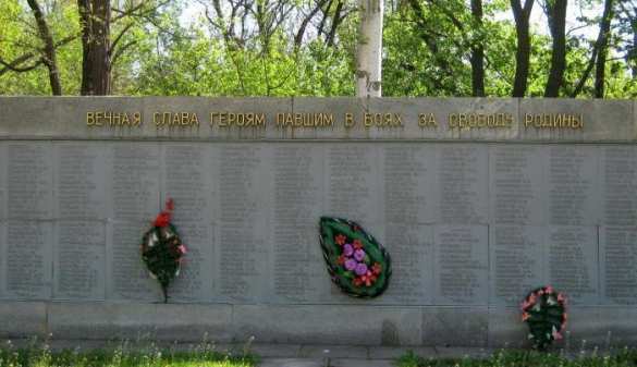 Вандалы осквернили братскую могилу солдат-освободителей в Мелитополе (ФОТО) | Русская весна