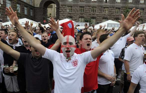 Пьяные британские фанаты издеваются над детьми-беженцами во Франции, бросая на землю мелочь (ВИДЕО) | Русская весна