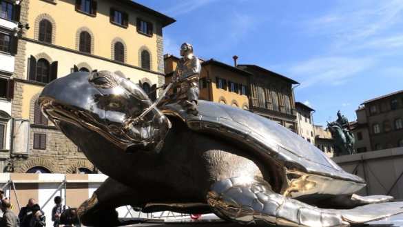 Обнаженная украинка забралась на статую черепахи во Флоренции | Русская весна