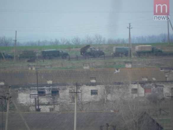 В Мариуполе жители блокируют колонну военной техники (фото+видео) | Русская весна