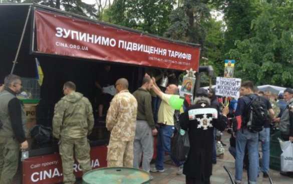 Протестующие поставили у Рады виселицу и золотую батарею (ФОТО, ВИДЕО) | Русская весна