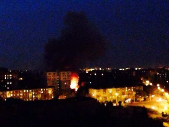 Вечерние бои в Донецке: горят дома, много раненых и нужна донорская кровь (видео) Вечерние бои в Донецке: авиация наносит удары, горят дома, много раненых, нужна донорская кровь (видео) | Русская весна