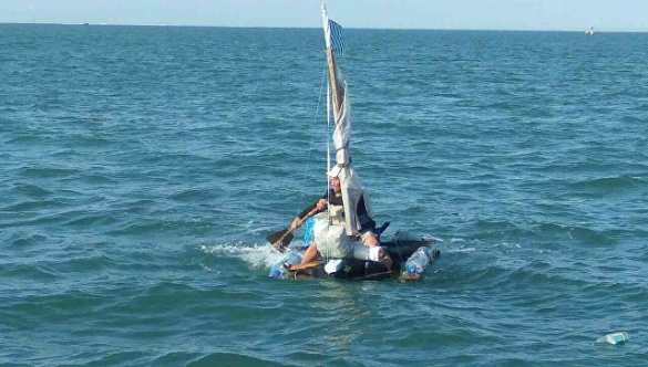 Пограничники ФСБ выловили в Керченском проливе «путешественника» на плоту из досок и бутылок | Русская весна