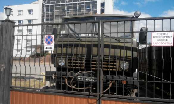 В Черкассах облэнерго заблокировали грузовиками и шинами, людей не выпускают из здания (ФОТО) | Русская весна