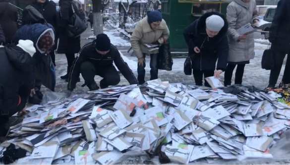 «Чёрная пятница» по-украински: гора колготок на тротуаре поразила пользователей Сети (ФОТО, ВИДЕО) | Русская весна