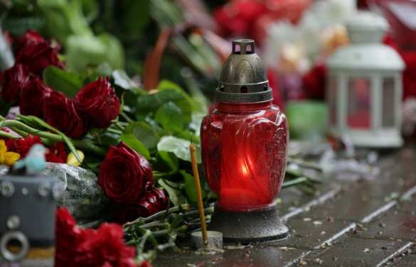 Жители Донецка несут цветы к месту гибели Моторолы | Русская весна