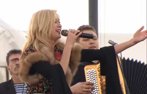 Вика Цыганова и Денис Майданов спели для российских военных на базе Хмеймим в Сирии (ВИДЕО) | Русская весна